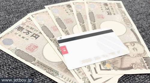 実際に契約したアイフルのカードとATMから出金したお金の写真