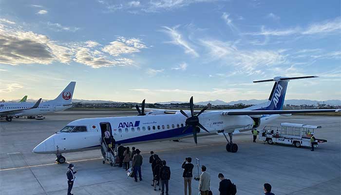 海外へ向かう飛行機に搭乗する人々