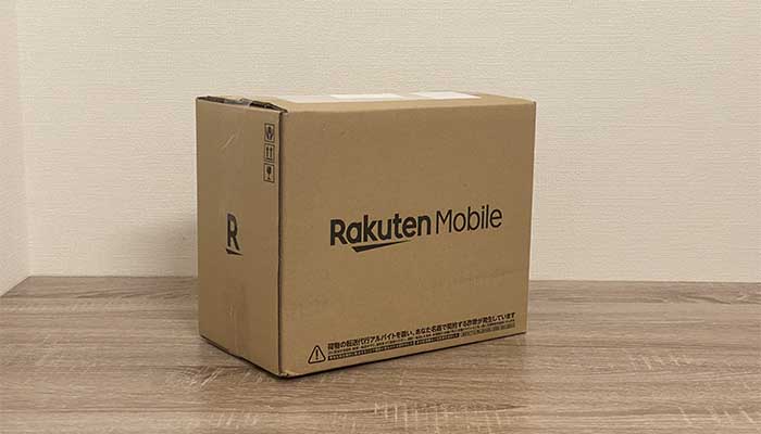 楽天モバイルから届いた箱を開けて中身を確認する