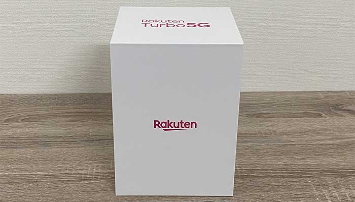 緩衝材を取り除くと、Rakuten Turbo5Gと書かれた白い箱が入っています。
