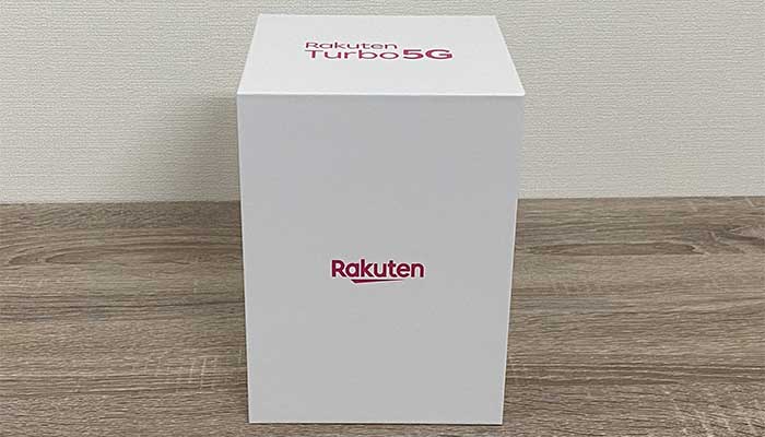 緩衝材を取り除くと、Rakuten Turbo5Gと書かれた白い箱が入っています。